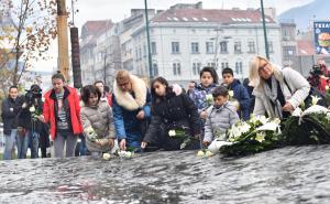 Foto: Nedim Grabovica / Radiosarajevo.ba / Položeno cvijeće na Spomen-obilježju ubijenoj djeci opkoljenog Sarajeva
